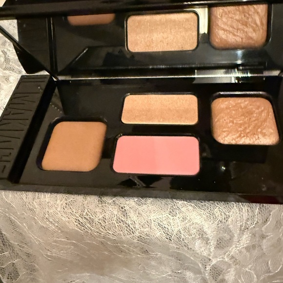 IL MAKIAGE HIGH POINT
BRONZER, BLUSH & HIGHLIGHTER PRO PALETTE - LIGHT NEW - Picture 4 of 7